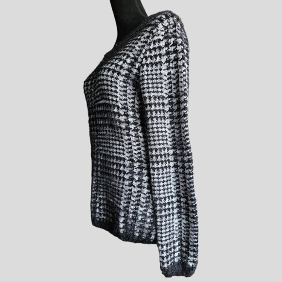 NWOT AVA COUTURE (MED) Long Sleeve Ribbon/Fringe Edge Embellished Sweater - Picture 6 of 11